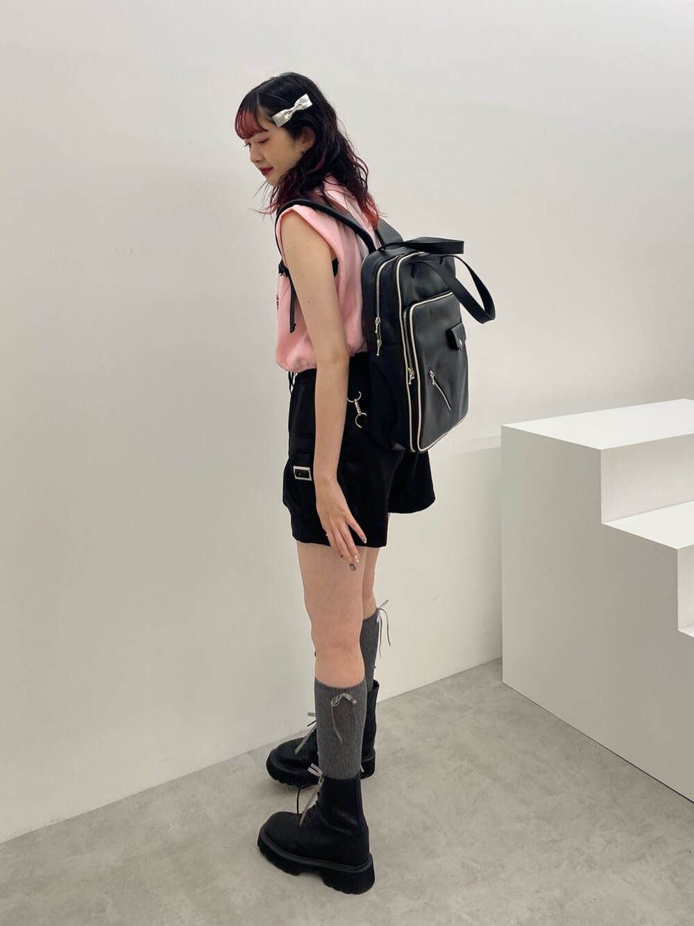 ブラック系のタンクトップ、ピンク系のTシャツ/カットソー、ブラック系のその他パンツを着用したレディースの夏コーディネートの3枚目の写真