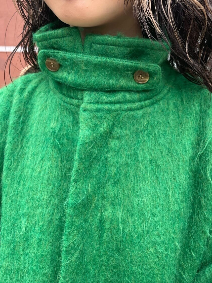 ホワイト系のローファー、グリーン系のその他アウター、ホワイト系のハンドバッグを着用したレディースの秋コーディネートの6枚目の写真