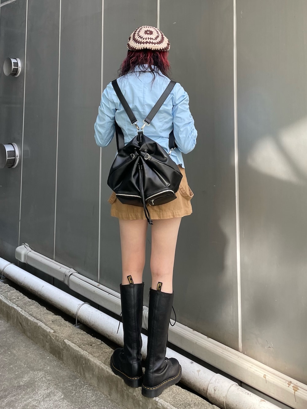 レッド系のシャツ/ブラウス、ベージュ系のスカート、ブルー系のシャツ/ブラウスを着用したレディースの冬コーディネートの3枚目の写真