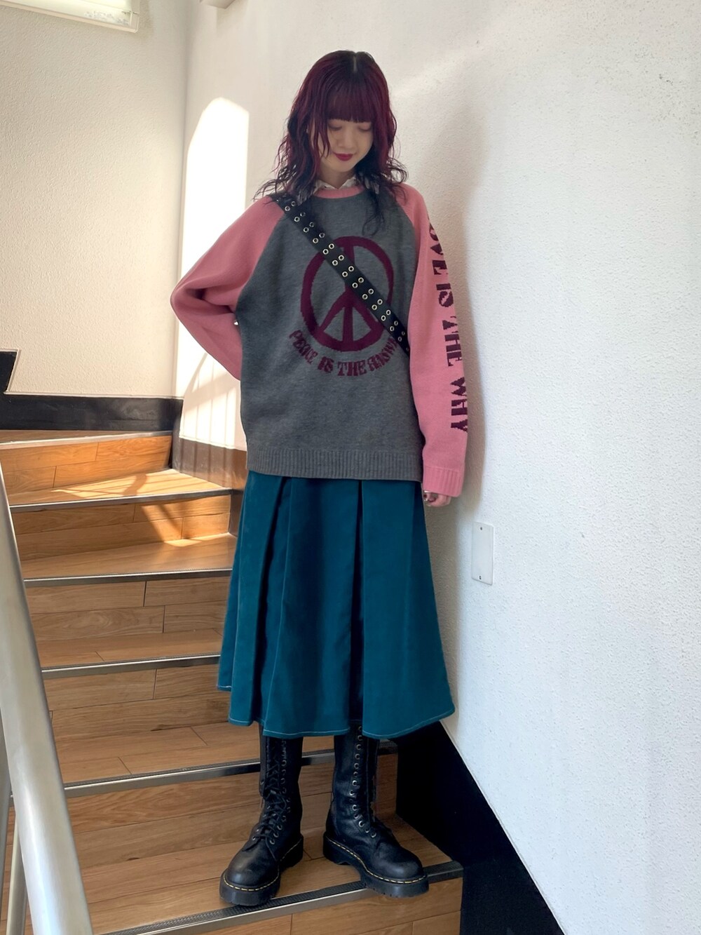 グレー系のニット/セーター、ホワイト系のシャツ/ブラウス、ブルー系のワンピースを着用したレディースの秋コーディネートの2枚目の写真