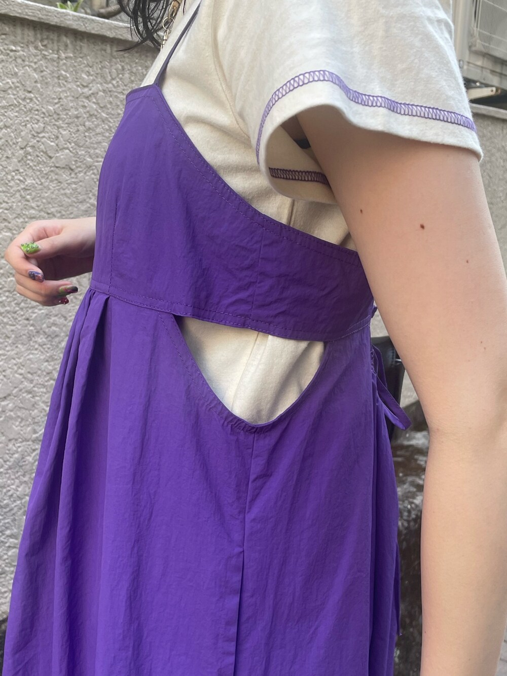 ホワイト系のTシャツ/カットソー、パープル系のワンピース、ブラック系のブーツを着用したレディースの春コーディネートの6枚目の写真