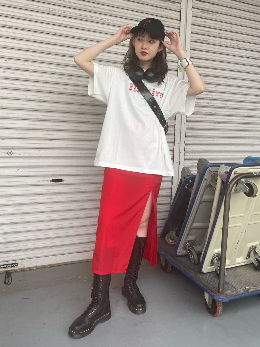 ブラック系のブーツ、ホワイト系のTシャツ/カットソー、ブラック系のハンドバッグを着用したレディースの春コーディネートの2枚目の写真