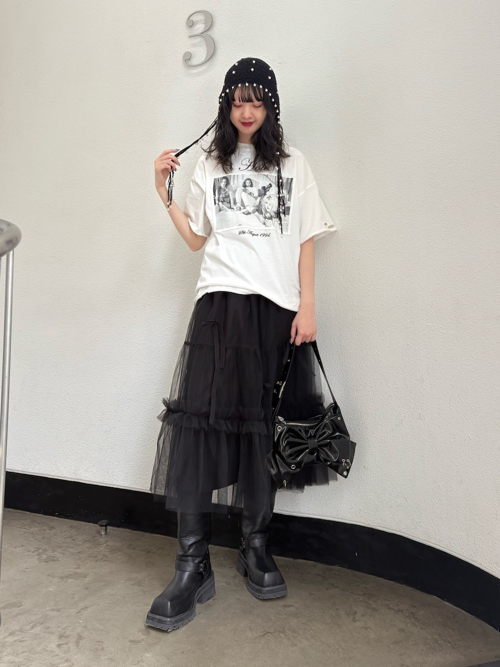 ホワイト系のTシャツ/カットソー、ブラック系のスカート、ブラック系のニットキャップ/ビーニーを着用したレディースの夏コーディネートの2枚目の写真