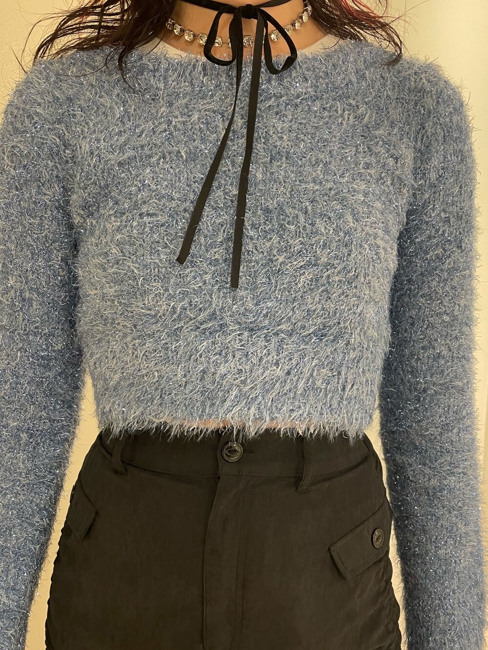 ブルー系のニット/セーター、ホワイト系のタンクトップ、ブラック系のスカートを着用したレディースの冬コーディネートの5枚目の写真