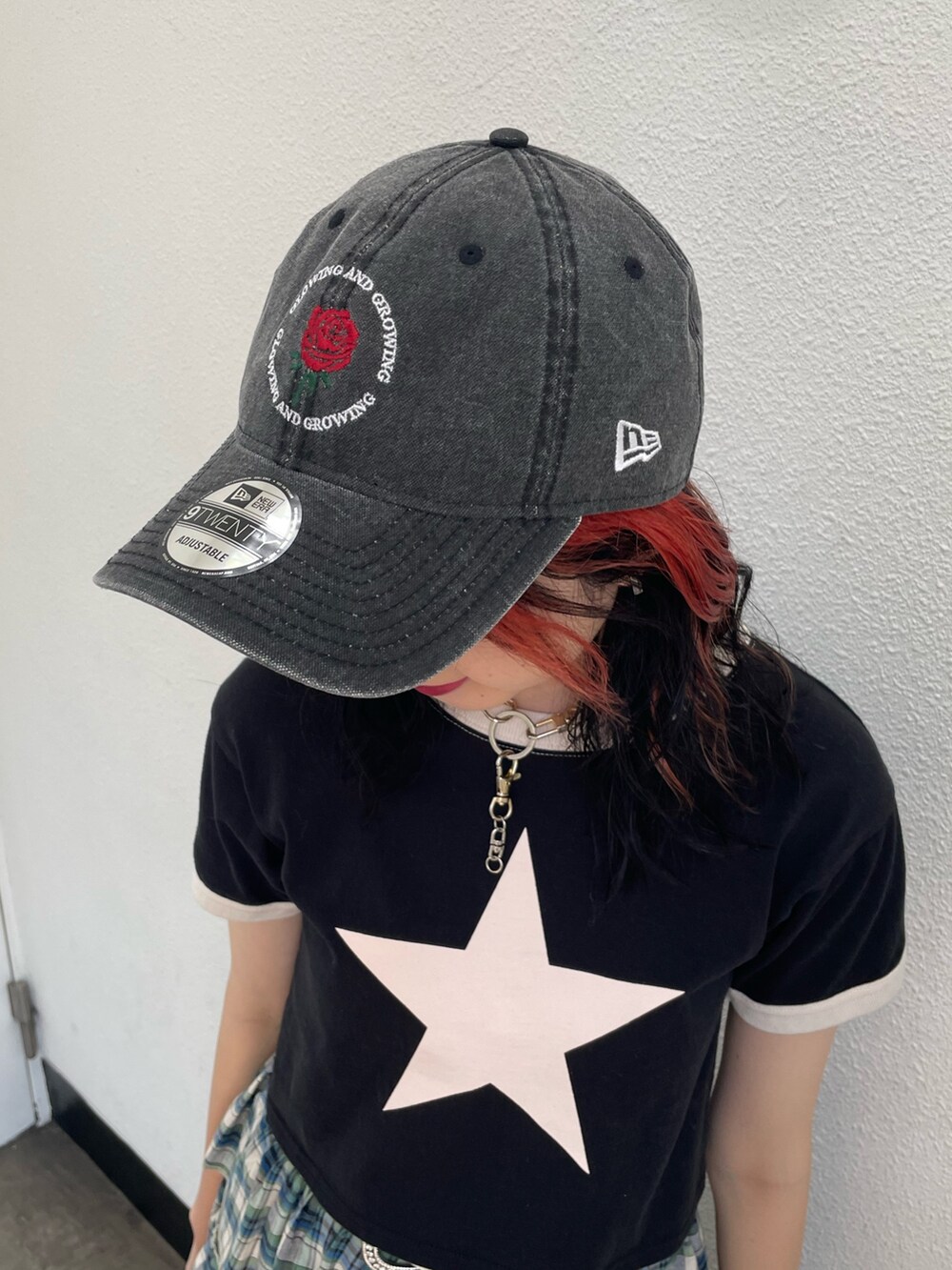 グリーン系のスカート、ブラック系のTシャツ/カットソー、ホワイト系のサンダルを着用したレディースの夏コーディネートの8枚目の写真