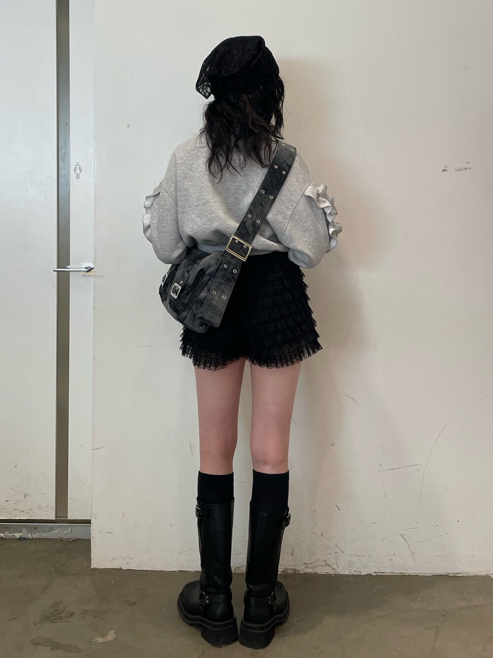 グレー系のスウェット、ブラック系のブーツ、ブラック系のその他パンツを着用したレディースの冬コーディネートの4枚目の写真