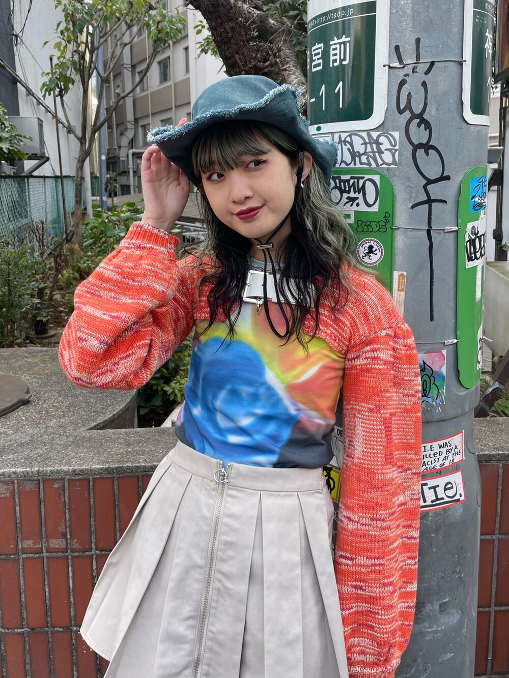 ブラック系のTシャツ/カットソー、オレンジ系のニット/セーター、ホワイト系のその他パンツを着用したレディースの冬コーディネートの4枚目の写真