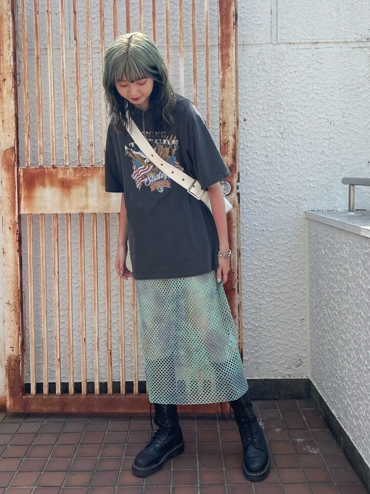 ブラック系のブーツ、ブラック系のTシャツ/カットソー、グリーン系のワンピースを着用したレディースの夏コーディネートの2枚目の写真