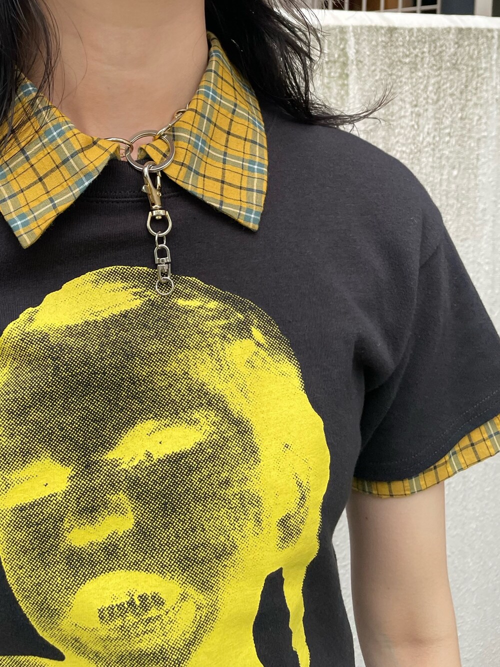 イエロー系のシャツ/ブラウス、ブラック系のTシャツ/カットソー、ブルー系のデニムパンツを着用したレディースの春コーディネートの5枚目の写真