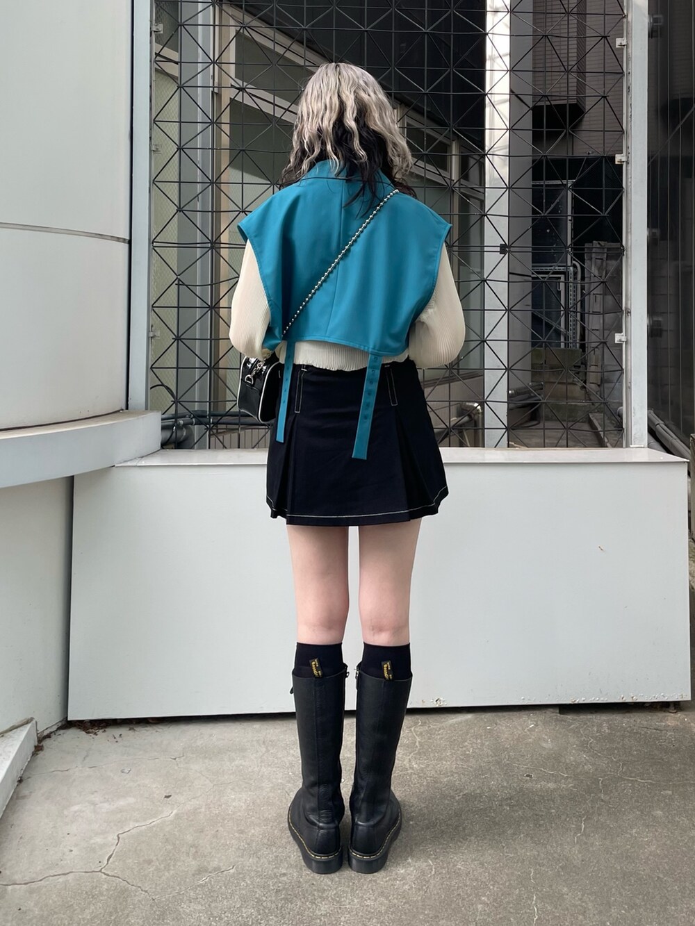 ホワイト系のシャツ/ブラウス、ブルー系のテーラードジャケット、ブラック系のその他パンツを着用したレディースの春コーディネートの3枚目の写真