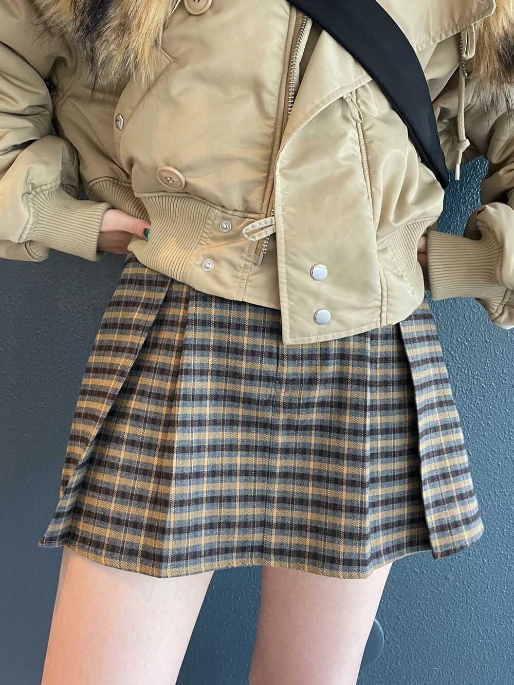 ブラック系のニット/セーター、グレー系のその他パンツ、ブラック系のブーツを着用したレディースの秋コーディネートの7枚目の写真