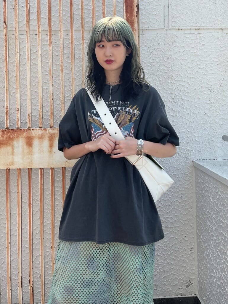 ブラック系のブーツ、ブラック系のTシャツ/カットソー、グリーン系のワンピースを着用したレディースの夏コーディネートの4枚目の写真