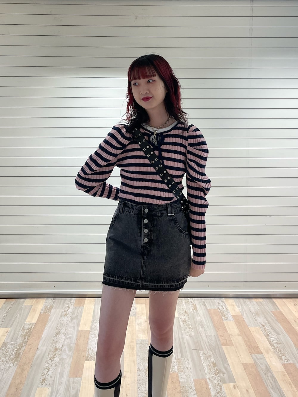 ピンク系のニット/セーター、ホワイト系のタンクトップ、ブラック系のボストンバッグを着用したレディースの冬コーディネートの4枚目の写真