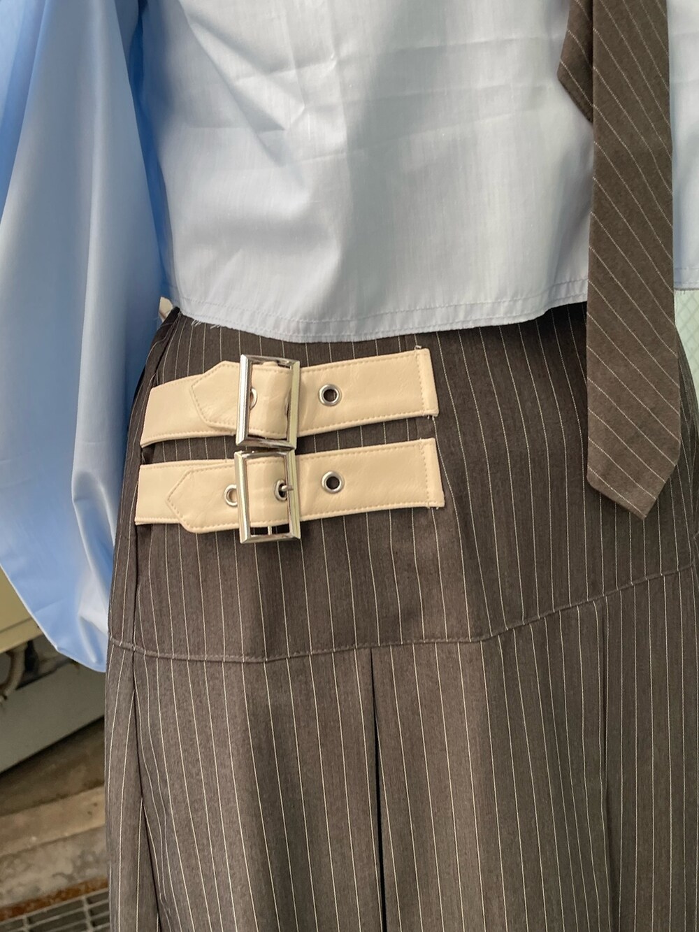 グレー系のスカート、ブルー系のシャツ/ブラウス、ブラック系のブーツを着用したレディースの春コーディネートの8枚目の写真