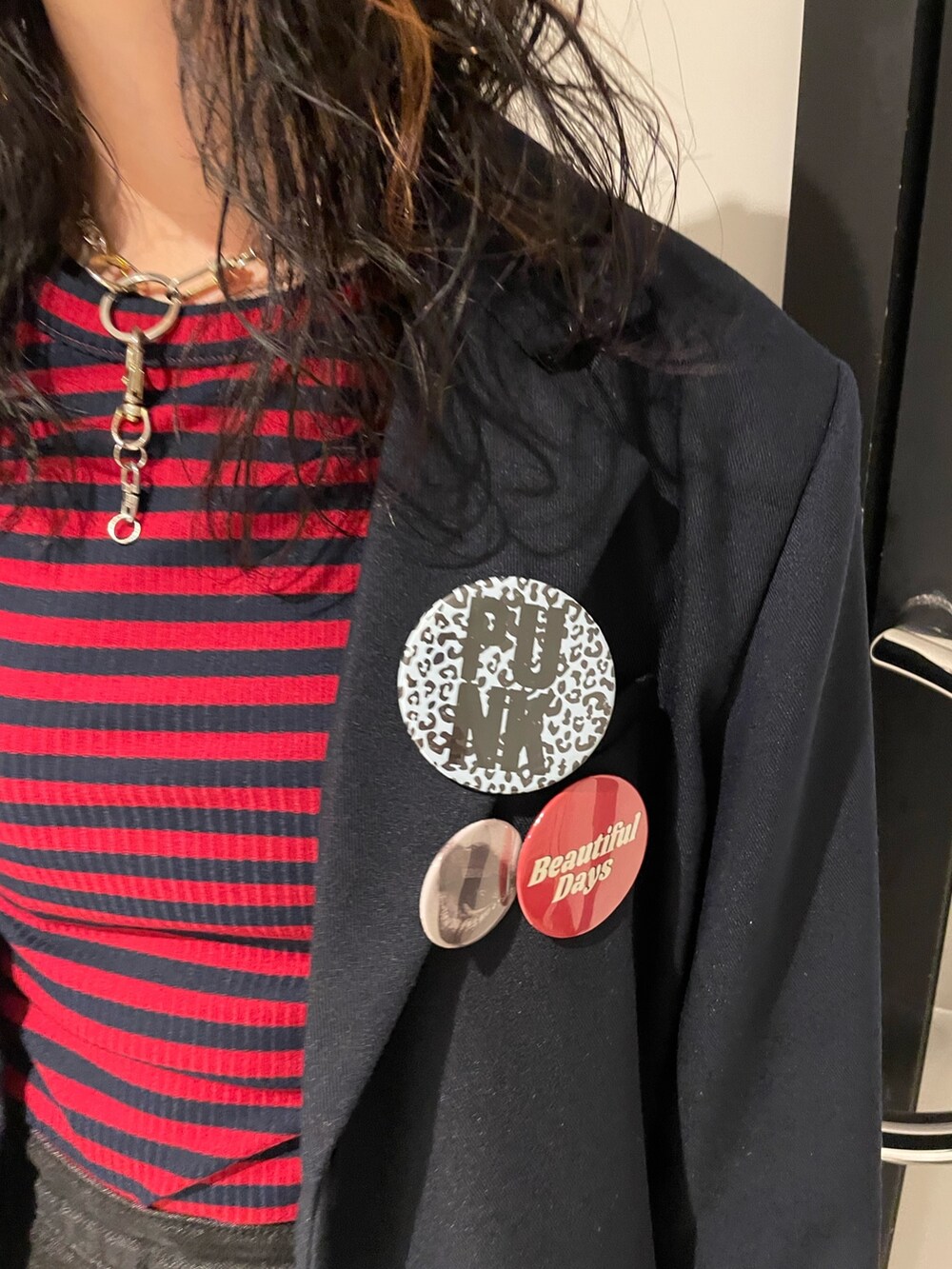 ベージュ系のブーツ、ブラック系のデニムパンツ、レッド系のTシャツ/カットソーを着用したレディースの夏コーディネートの5枚目の写真