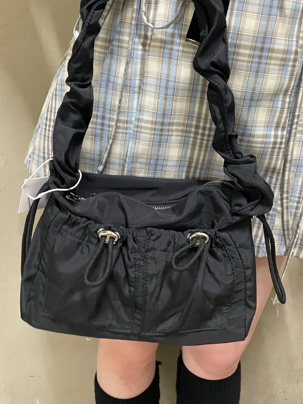 その他のスカート、ブラック系のTシャツ/カットソー、ブラック系のショルダーバッグを着用したレディースの夏コーディネートの7枚目の写真
