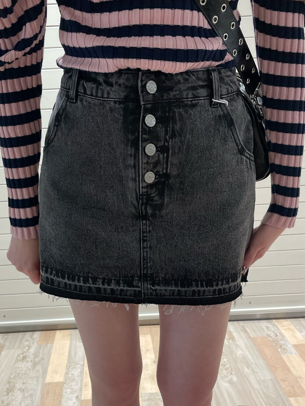 ピンク系のニット/セーター、ホワイト系のタンクトップ、ブラック系のボストンバッグを着用したレディースの冬コーディネートの6枚目の写真