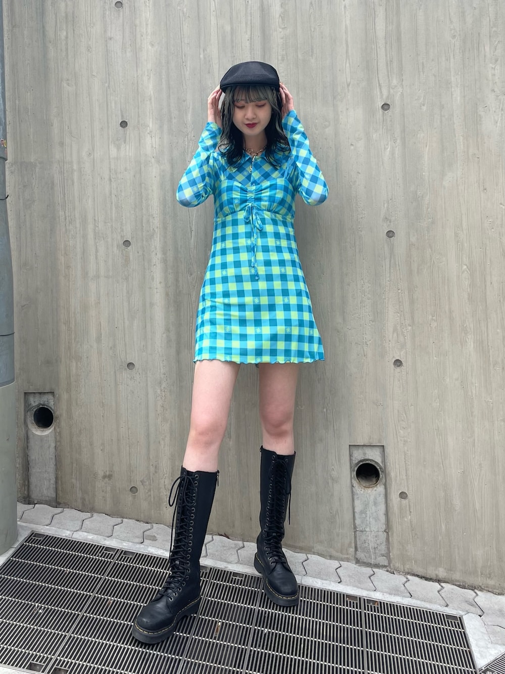 ブルー系のワンピース、ブルー系のシャツ/ブラウス、ブラック系のブーツを着用したレディースの春コーディネートの2枚目の写真