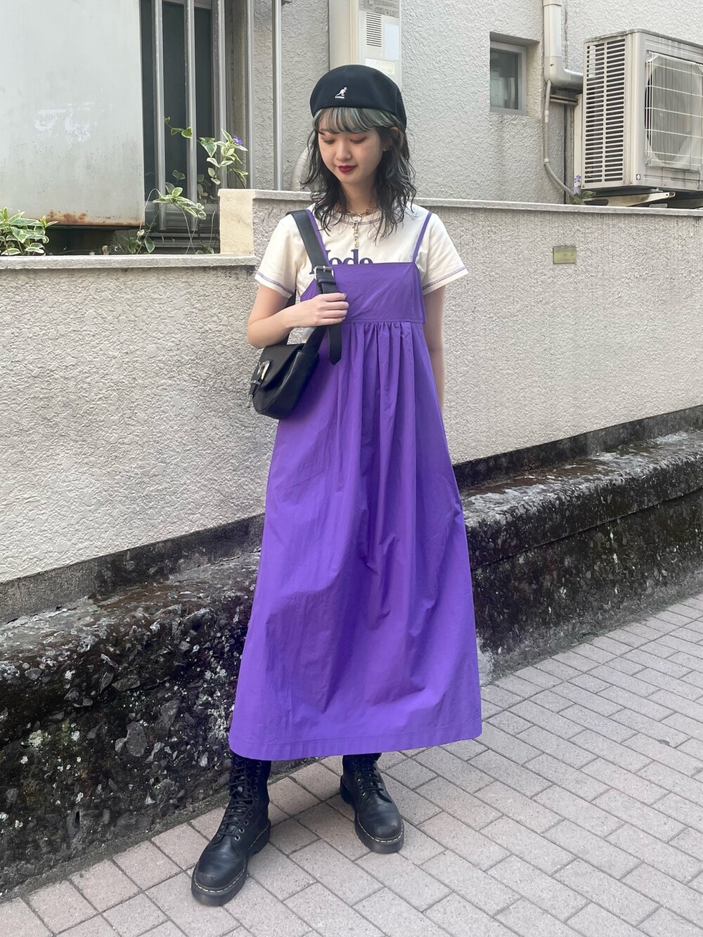 ホワイト系のTシャツ/カットソー、パープル系のワンピース、ブラック系のブーツを着用したレディースの春コーディネートの2枚目の写真