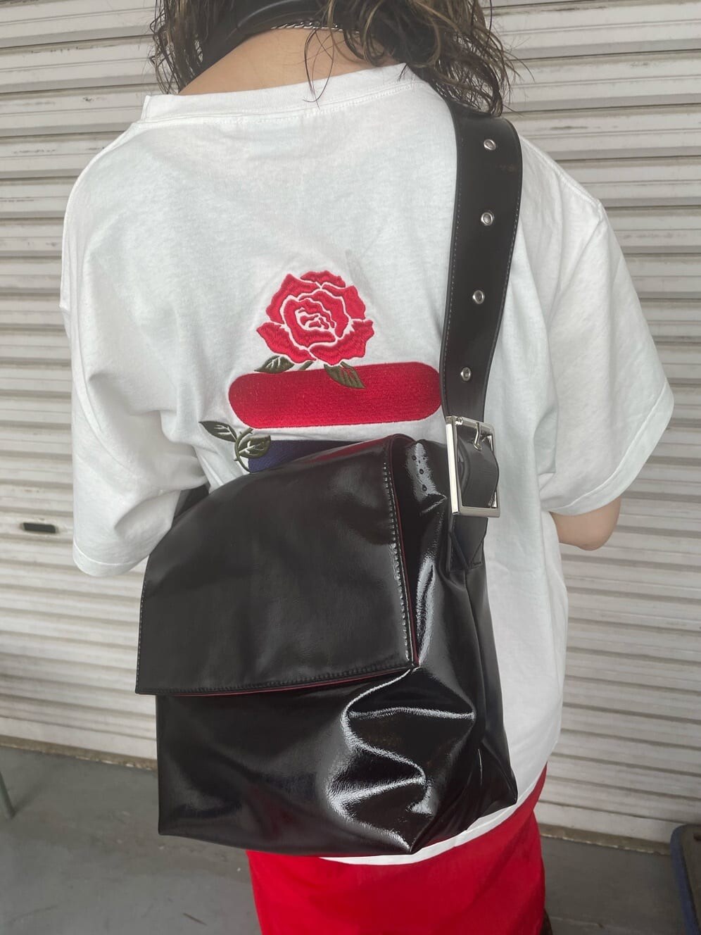ブラック系のブーツ、ホワイト系のTシャツ/カットソー、ブラック系のハンドバッグを着用したレディースの春コーディネートの7枚目の写真