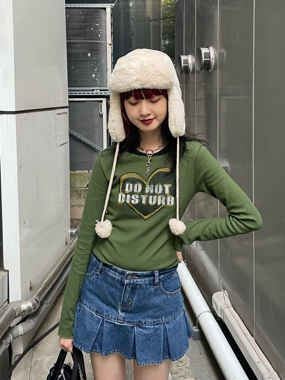 ブルー系のデニムパンツ、グリーン系のTシャツ/カットソー、ホワイト系のトートバッグを着用したレディースの秋コーディネートの4枚目の写真