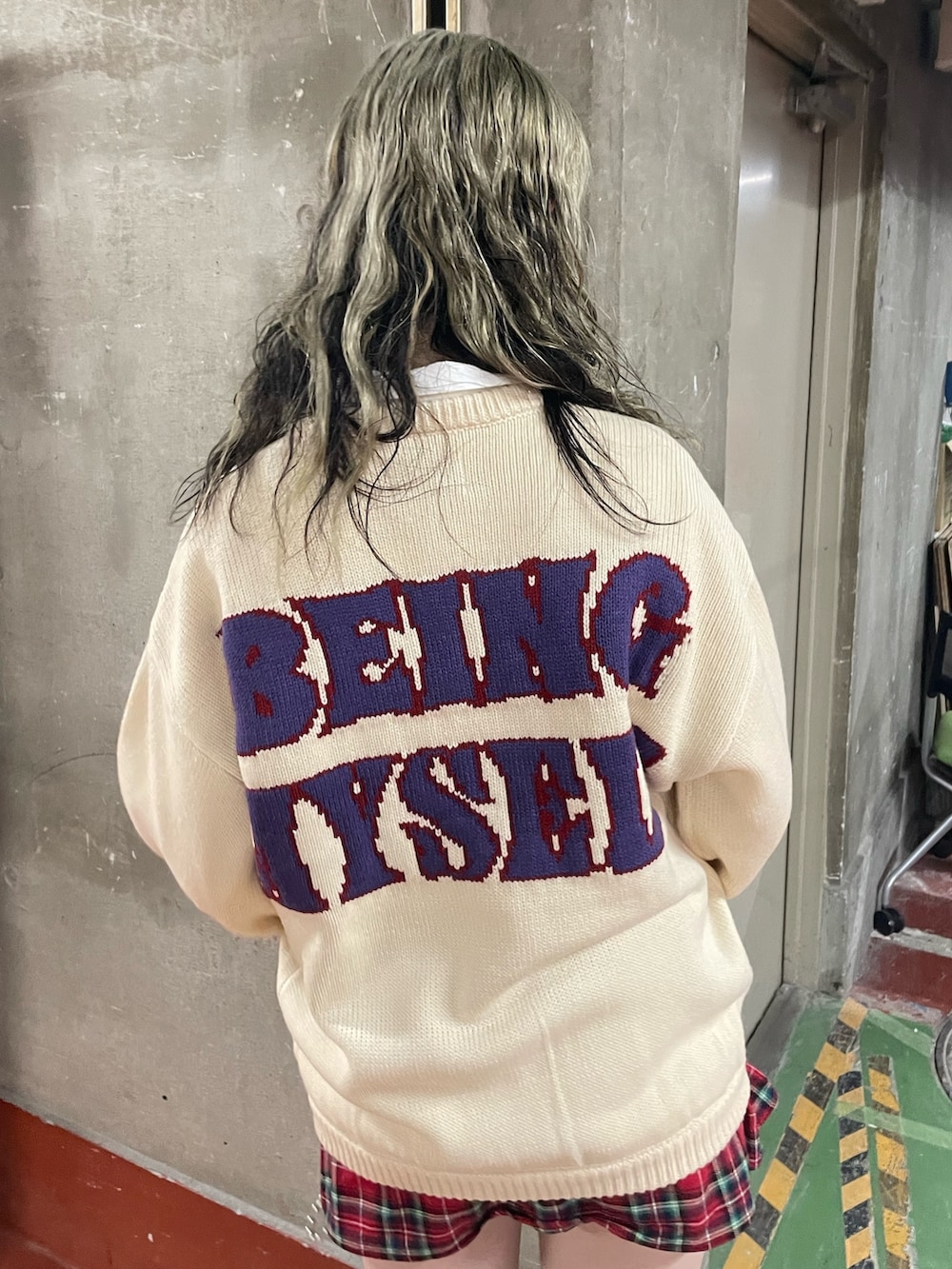レッド系のその他パンツ、ブラック系のショルダーバッグ、ブラック系のブーツを着用したレディースの冬コーディネートの5枚目の写真