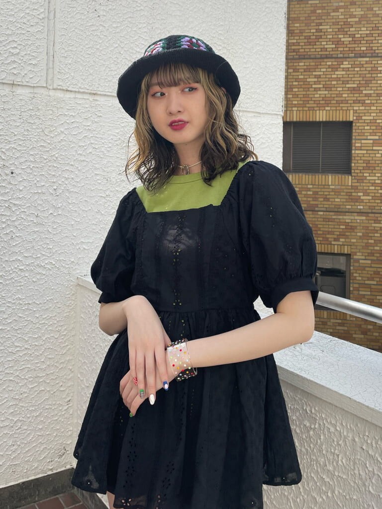 ブラック系のその他パンツ、ブラック系のブーツ、ブラック系のシャツ/ブラウスを着用したレディースの春コーディネートの4枚目の写真