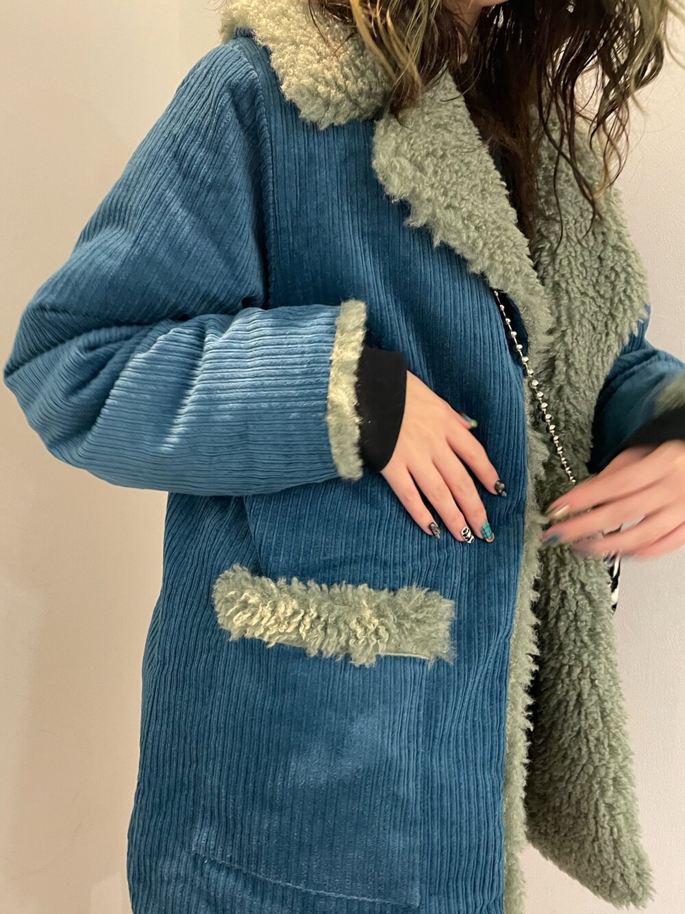 ブラック系のスウェット、ブラック系のボストンバッグ、ブラック系のブーツを着用したレディースの秋コーディネートの5枚目の写真