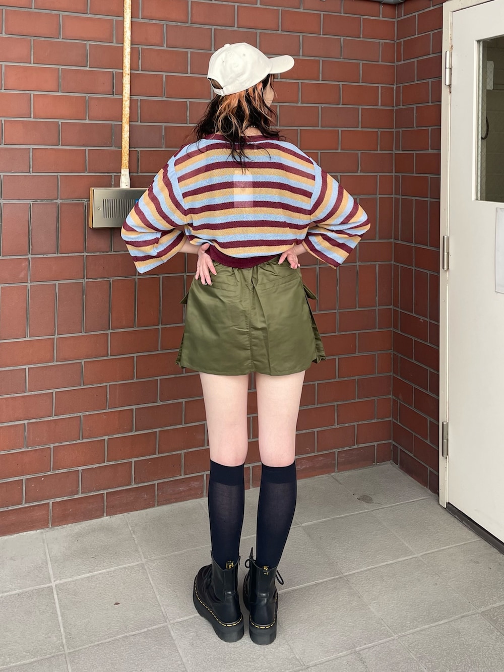 レッド系のカーディガン/ボレロ、ブラック系のタンクトップ、グリーン系のその他パンツを着用したレディースの夏コーディネートの3枚目の写真