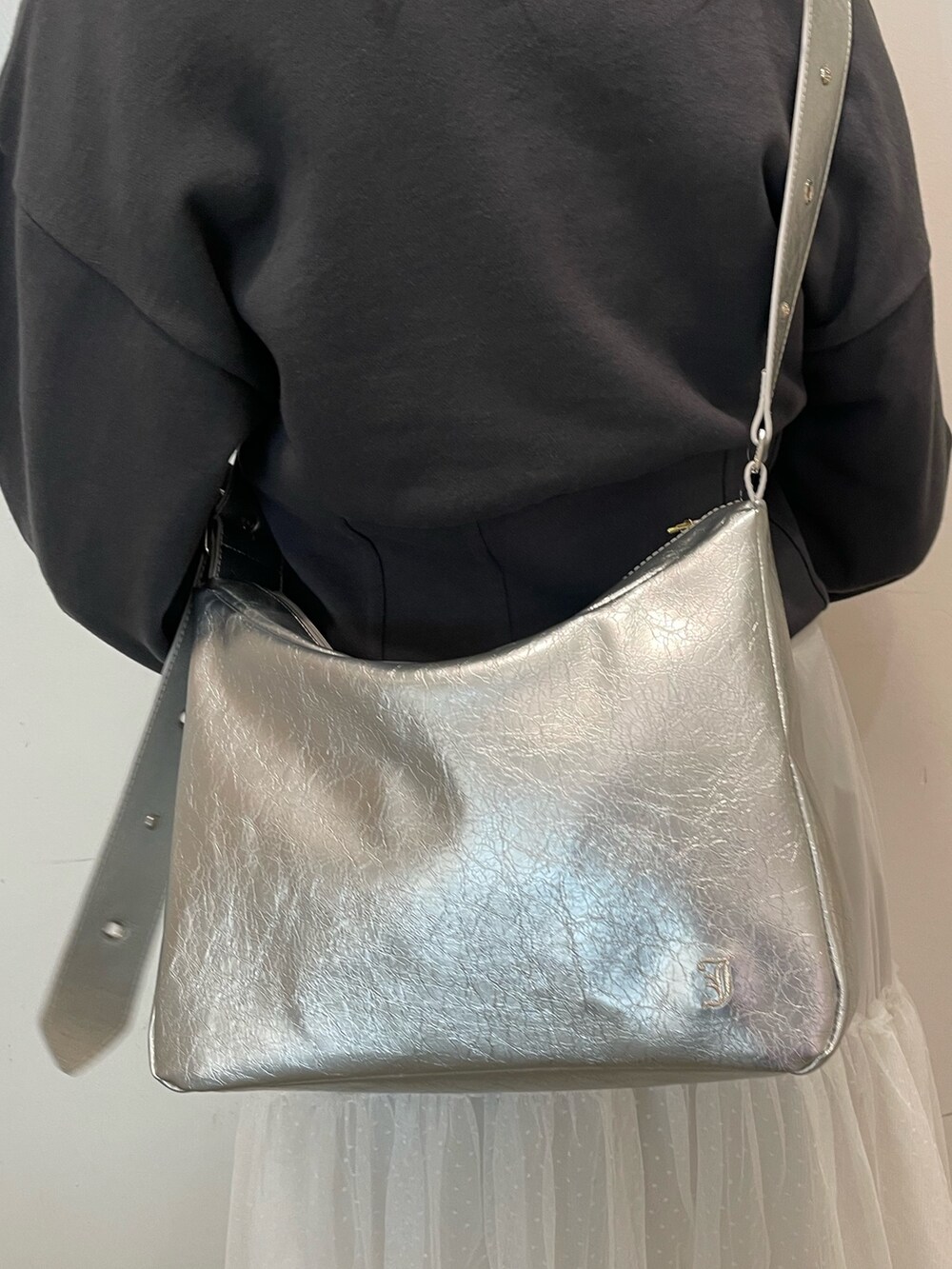 ホワイト系のスカート、ブラック系のスウェット、ブルー系のシャツ/ブラウスを着用したレディースの春コーディネートの8枚目の写真