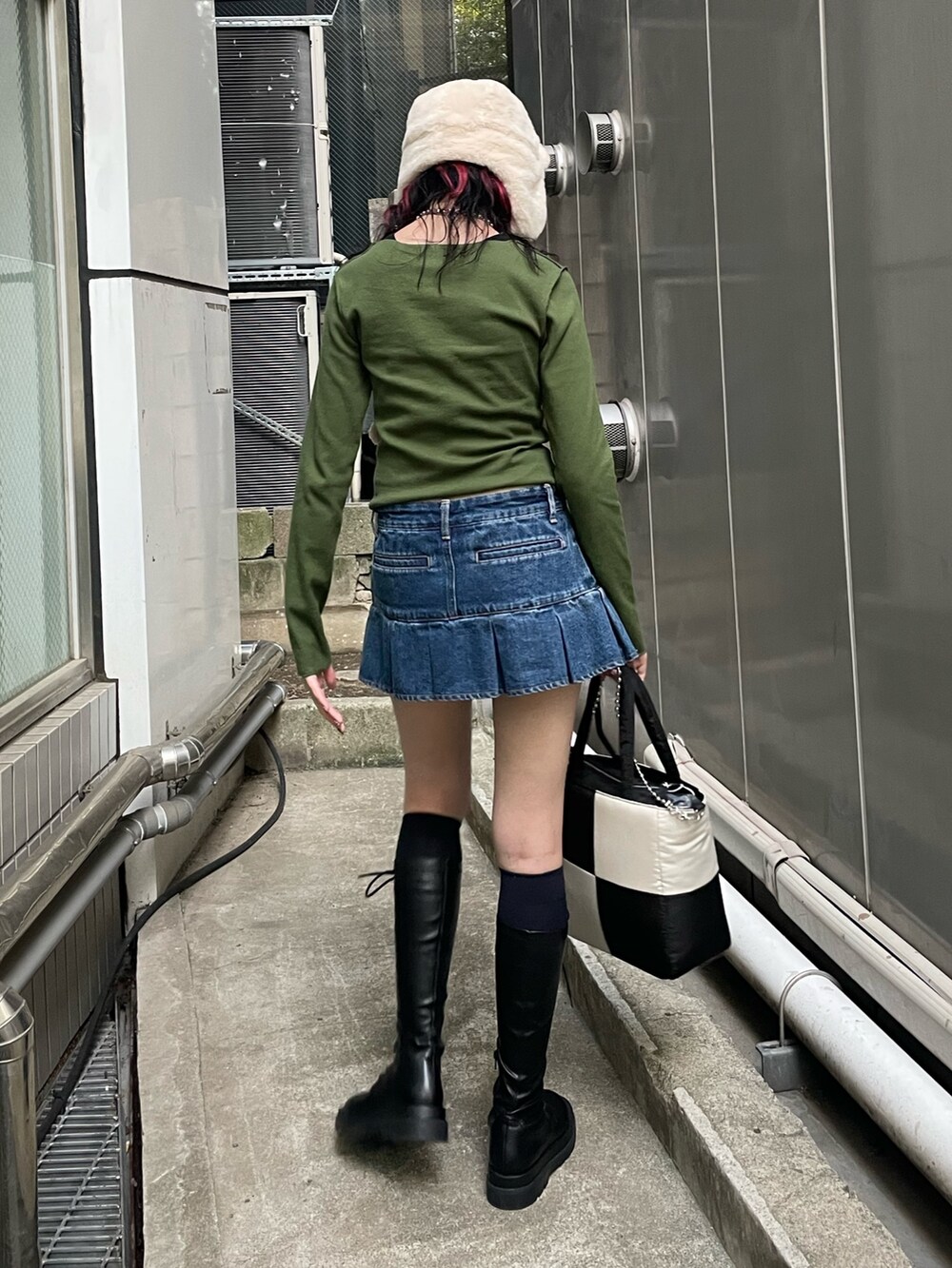 ブルー系のデニムパンツ、グリーン系のTシャツ/カットソー、ホワイト系のトートバッグを着用したレディースの秋コーディネートの3枚目の写真