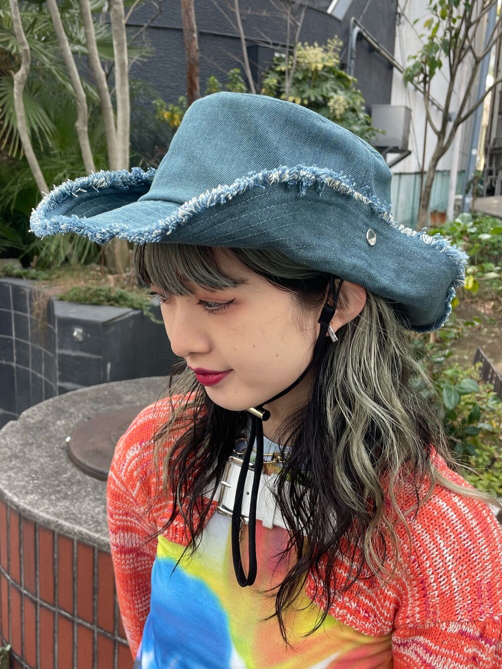 ブラック系のTシャツ/カットソー、オレンジ系のニット/セーター、ホワイト系のその他パンツを着用したレディースの冬コーディネートの8枚目の写真