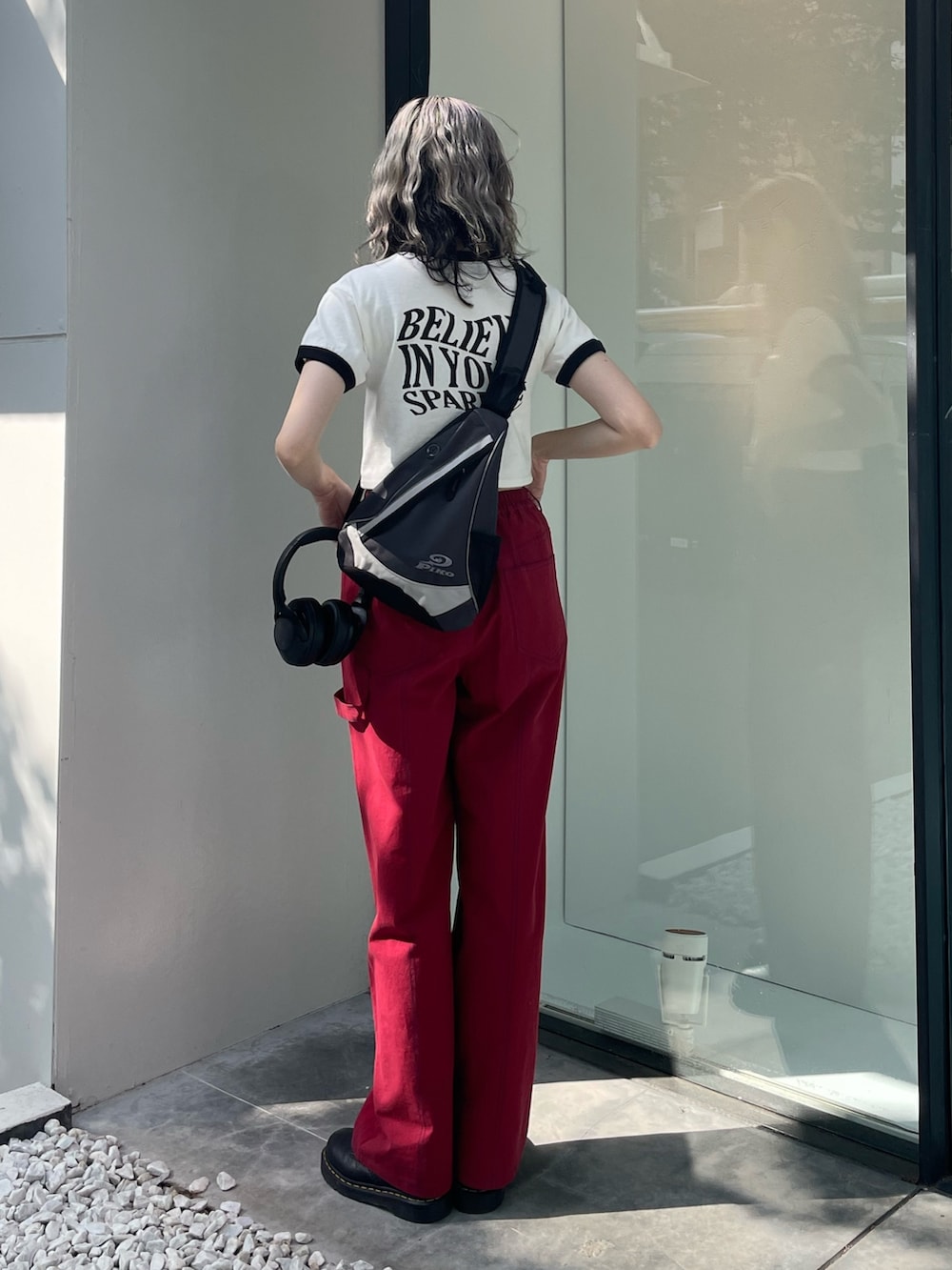 レッド系のその他パンツ、ホワイト系のTシャツ/カットソー、レッド系のサングラスを着用したレディースの春コーディネートの3枚目の写真