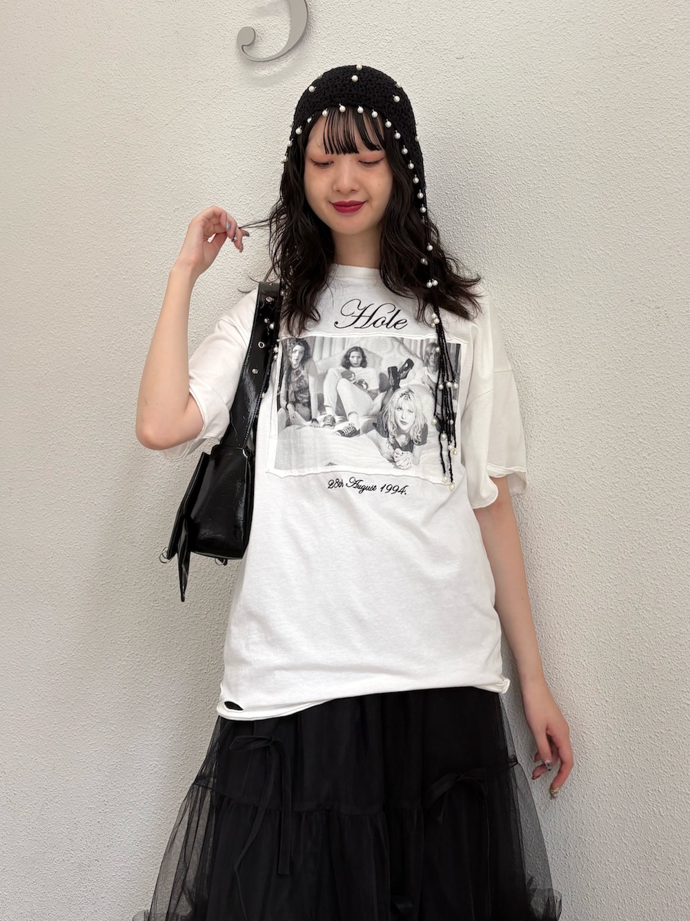 ホワイト系のTシャツ/カットソー、ブラック系のスカート、ブラック系のニットキャップ/ビーニーを着用したレディースの夏コーディネートの4枚目の写真