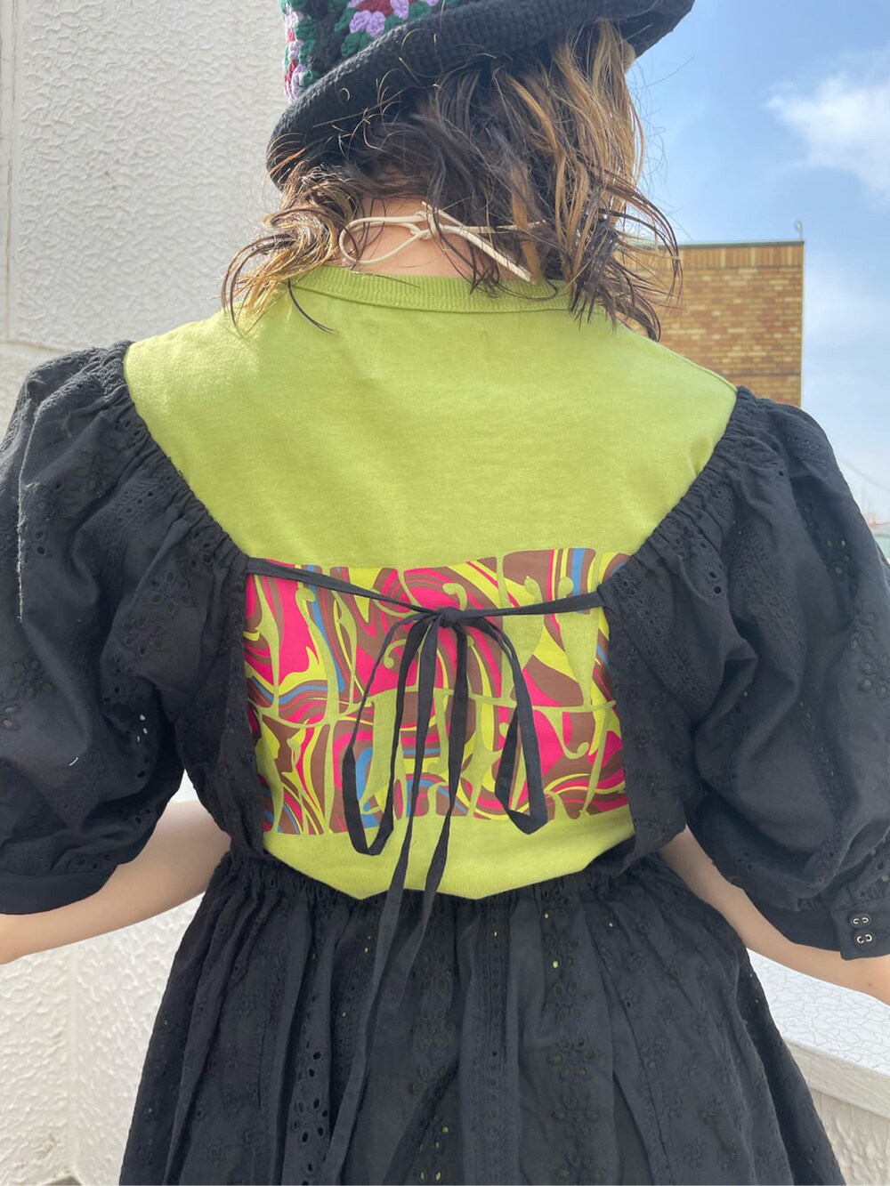 ブラック系のその他パンツ、ブラック系のブーツ、ブラック系のシャツ/ブラウスを着用したレディースの春コーディネートの6枚目の写真