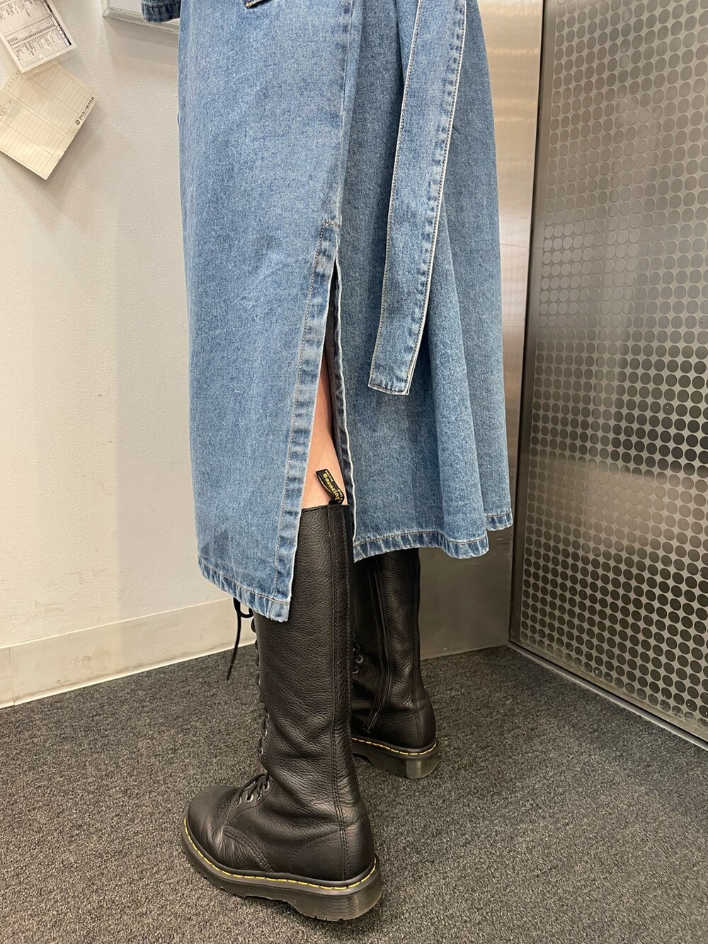 ブルー系のトレンチコート、ホワイト系のTシャツ/カットソー、レッド系のその他パンツを着用したレディースの冬コーディネートの8枚目の写真