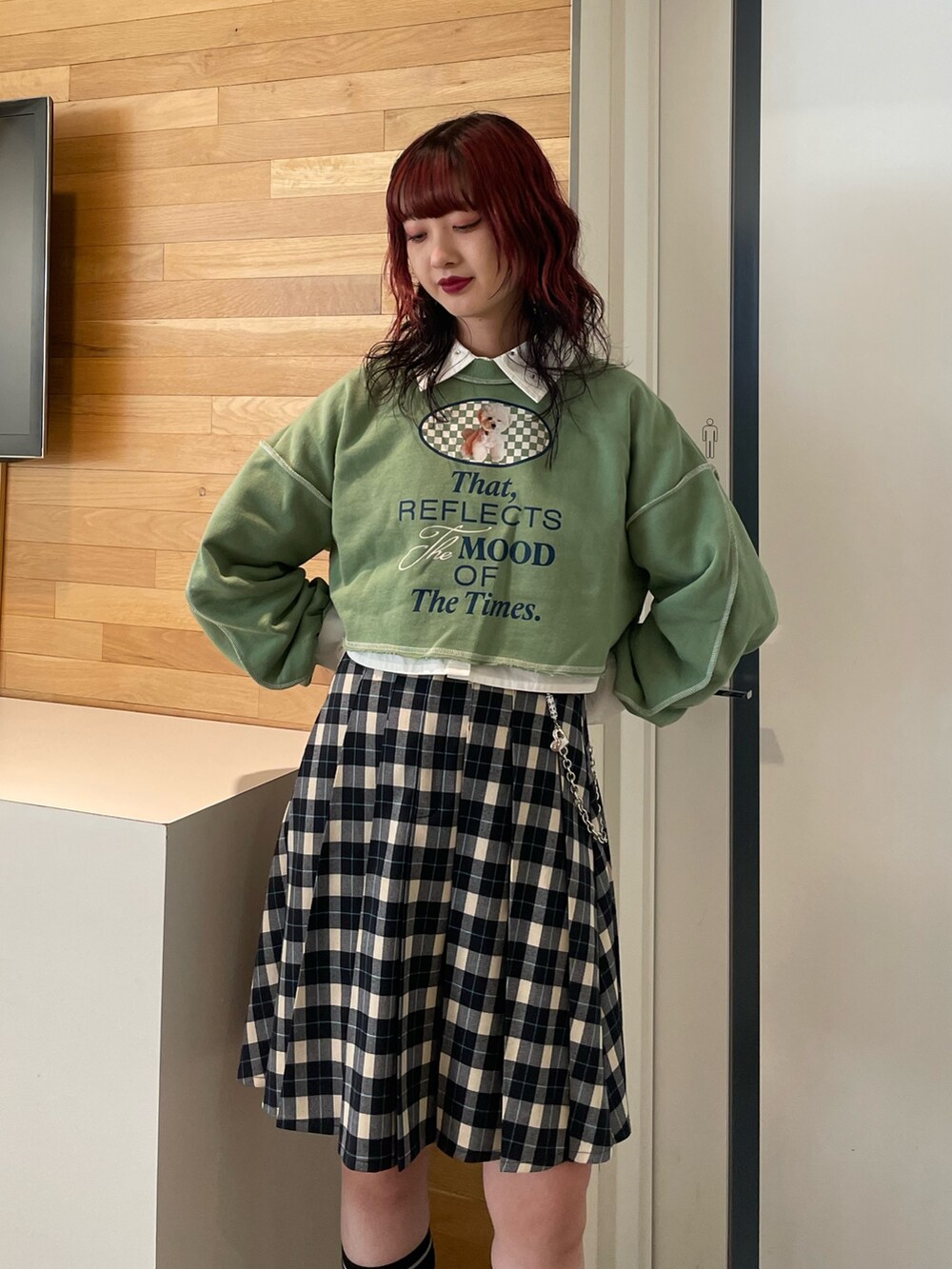 ホワイト系のシャツ/ブラウス、グリーン系のスウェット、その他のスカートを着用したレディースの冬コーディネートの4枚目の写真