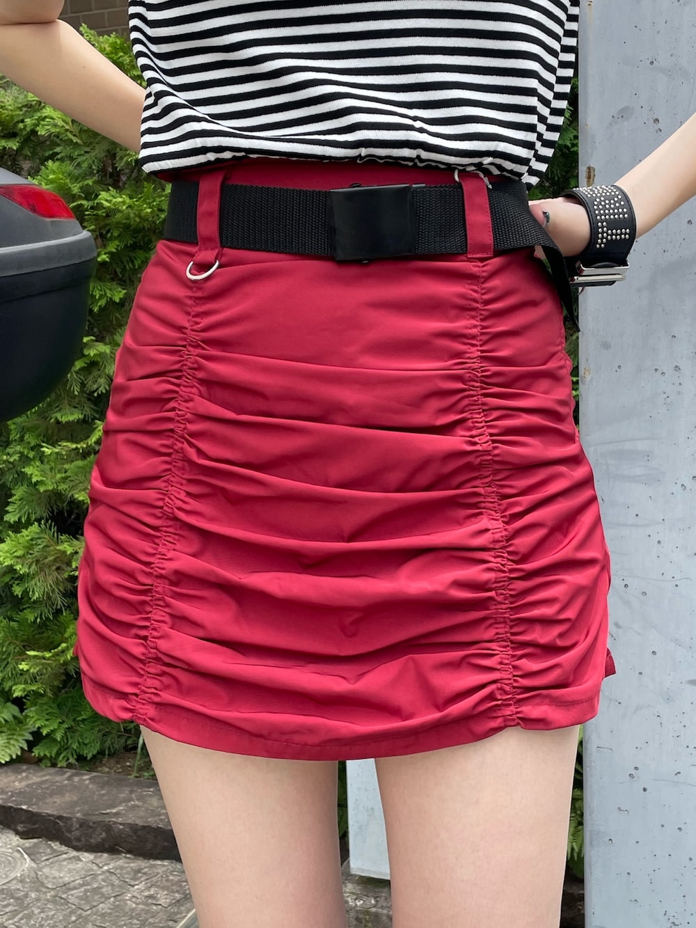 ホワイト系のニット/セーター、ブラック系のボストンバッグ、レッド系のスカートを着用したレディースの夏コーディネートの6枚目の写真