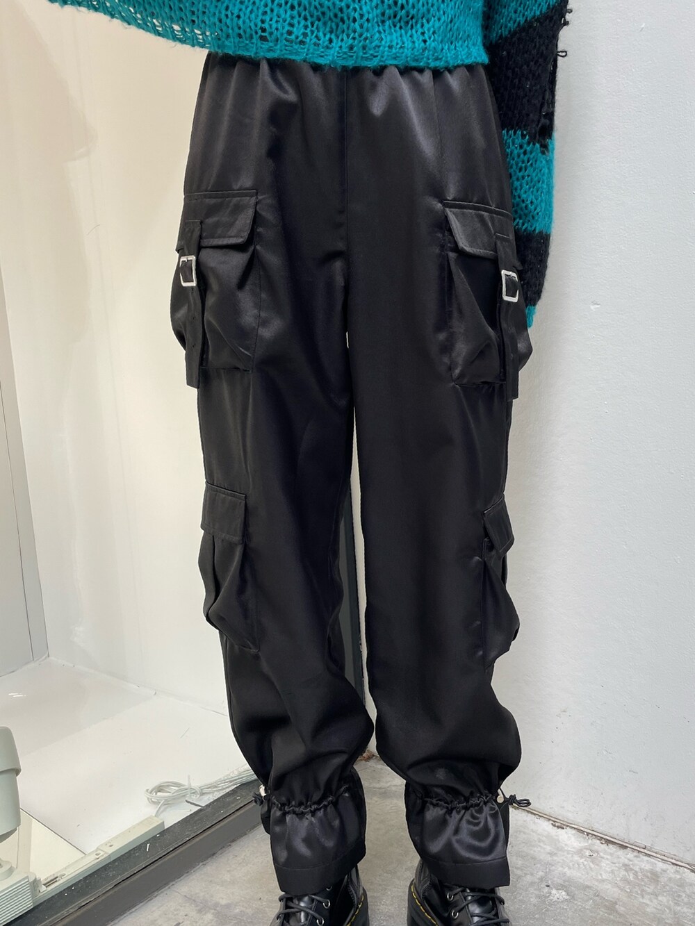 ブラック系のニット/セーター、ブラック系のシャツ/ブラウス、ブラック系のカーゴパンツを着用したレディースの夏コーディネートの6枚目の写真
