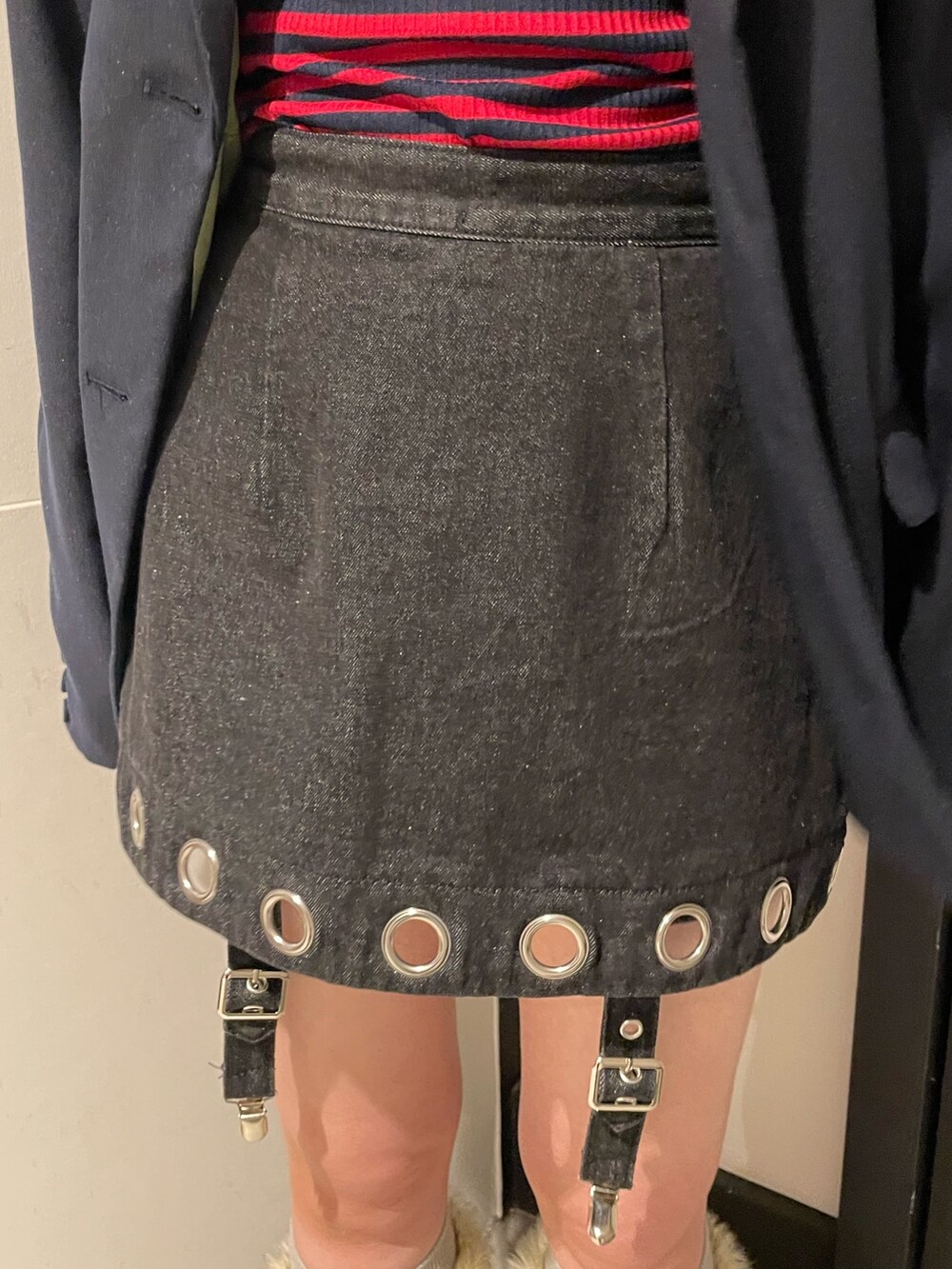 ベージュ系のブーツ、ブラック系のデニムパンツ、レッド系のTシャツ/カットソーを着用したレディースの夏コーディネートの6枚目の写真