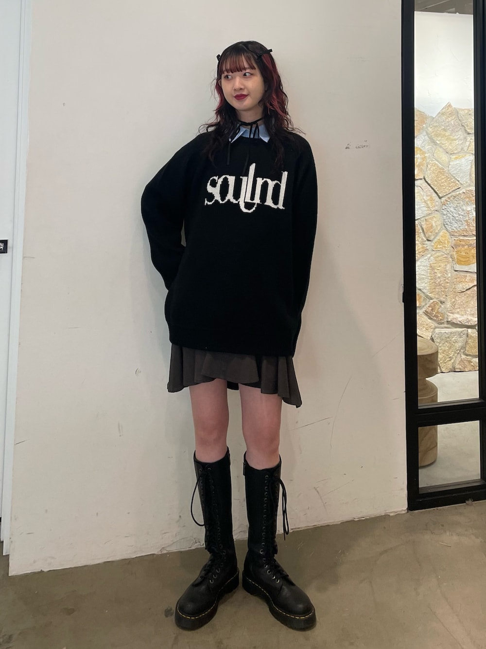 ブルー系のシャツ/ブラウス、ブラック系のニット/セーター、ブラック系のスカートを着用したレディースの冬コーディネートの2枚目の写真