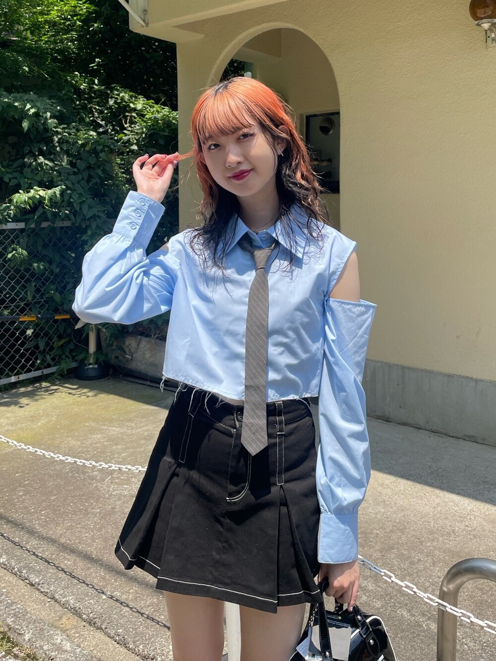 ブルー系のシャツ/ブラウス、ブラック系のその他パンツ、ブラック系のボストンバッグを着用したレディースの夏コーディネートの4枚目の写真