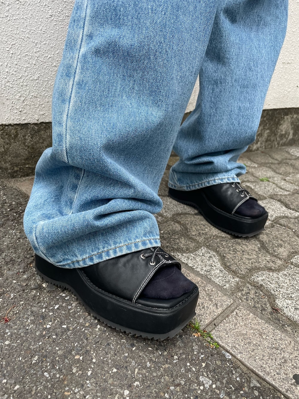 イエロー系のシャツ/ブラウス、ブラック系のTシャツ/カットソー、ブルー系のデニムパンツを着用したレディースの春コーディネートの9枚目の写真