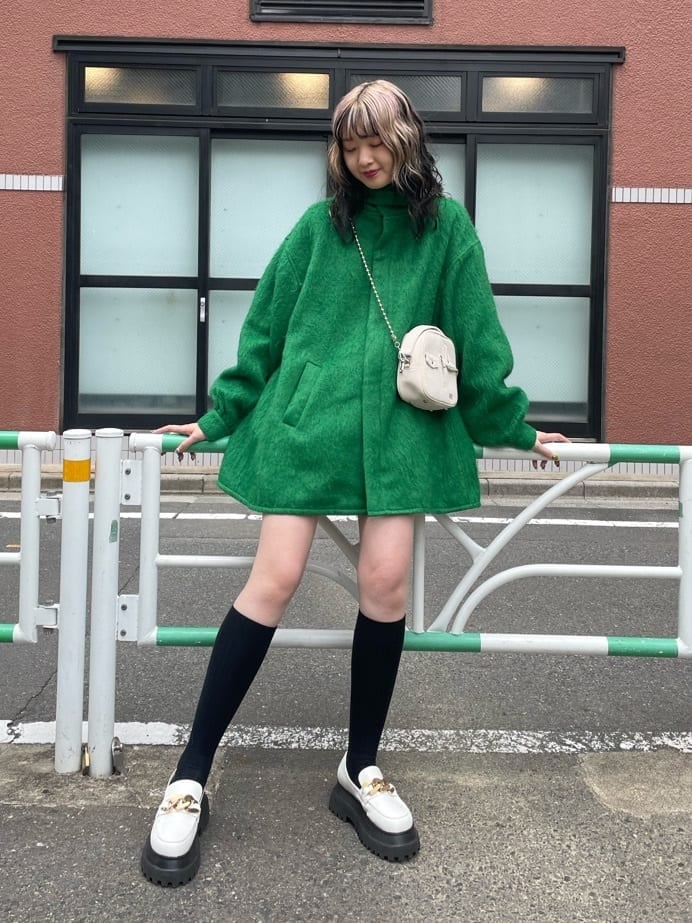 ホワイト系のローファー、グリーン系のその他アウター、ホワイト系のハンドバッグを着用したレディースの秋コーディネートの2枚目の写真