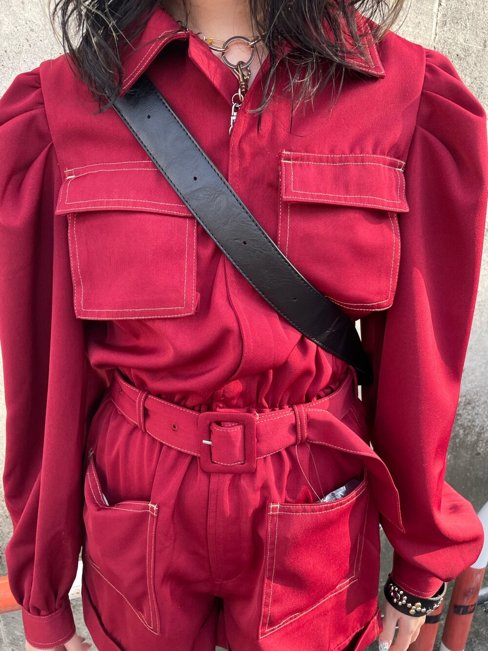 ブラック系のサンダル、レッド系のつなぎ/オールインワン、ブラック系のショルダーバッグを着用したレディースの春コーディネートの5枚目の写真