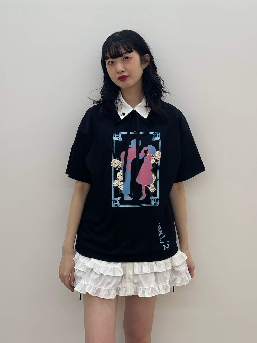ブラック系のTシャツ/カットソー、ホワイト系のワンピース、ブラック系のブーツを着用したレディースの春コーディネートの3枚目の写真