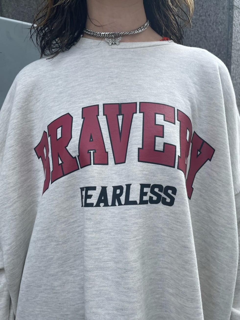 ブラック系のブーツ、ブラック系のスカート、オレンジ系のTシャツ/カットソーを着用したレディースの春コーディネートの6枚目の写真