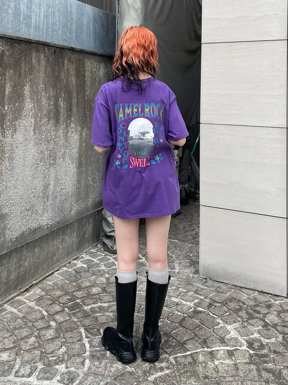 パープル系のTシャツ/カットソー、ブラウン系のネクタイ、ホワイト系のバングル/リストバンドを着用したレディースの夏コーディネートの3枚目の写真