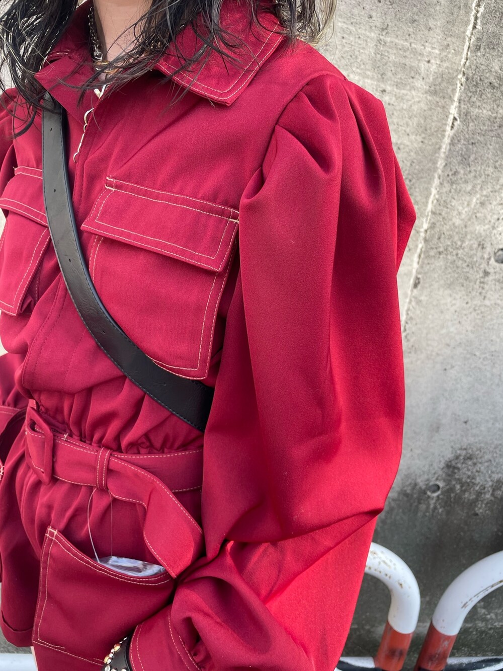 ブラック系のサンダル、レッド系のつなぎ/オールインワン、ブラック系のショルダーバッグを着用したレディースの春コーディネートの7枚目の写真