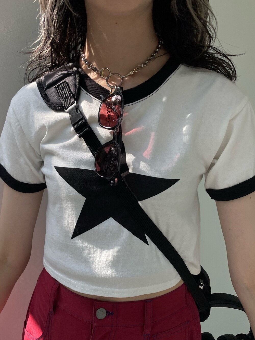 レッド系のその他パンツ、ホワイト系のTシャツ/カットソー、レッド系のサングラスを着用したレディースの春コーディネートの5枚目の写真